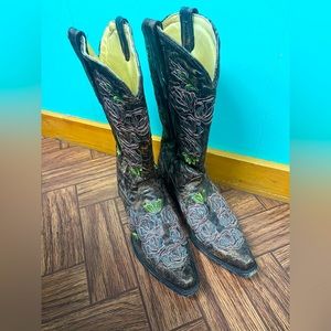 Ladies Rose Detail Cowboy boots, great condition.